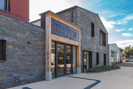 La nouvelle manufacture Atelier Tuffery, agrandie et repensée, a été inaugurée à Florac (48).