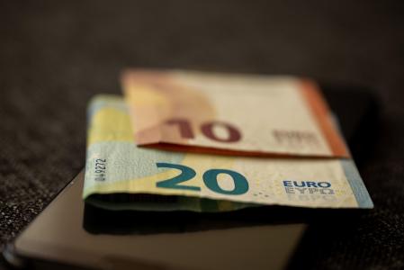 Comment l'Europe compte réduire l'écart de salaire entre les femmes et les hommes.